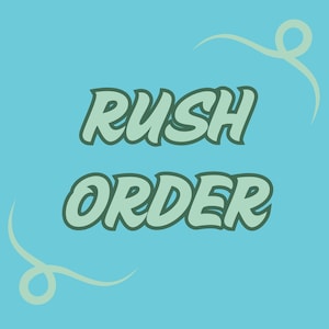 Puede incluir: Un fondo azul claro con las palabras "RUSH ORDER" en verde, con contorno. El texto está centrado, con remolinos decorativos en las esquinas.
