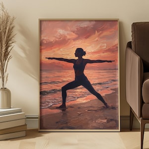 Pode incluir: Uma impressão artística emoldurada retrata uma pessoa em pose de ioga numa praia ao pôr do sol. A obra de arte apresenta cores quentes de laranja e vermelho no céu e na água. A pessoa está em silhueta, vestindo roupas esportivas escuras.