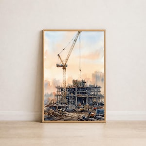 Op de afbeelding: Een aquarel in een houten lijst met een bouwplaats met een hoge gele kraan die boven een gebouw met meerdere verdiepingen uitsteekt onder een zachte, wazige lucht met warme oranje en blauwe tinten, inclusief zware machines op de grond.