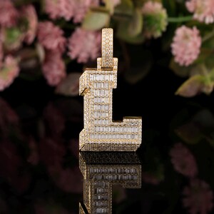 Colgante con la letra "L" en oro amarillo de 10 quilates / Colgante con la letra "L" inicial en baguette y diamantes redondos / Joyería personalizada / Letras de la A a la Z disponibles