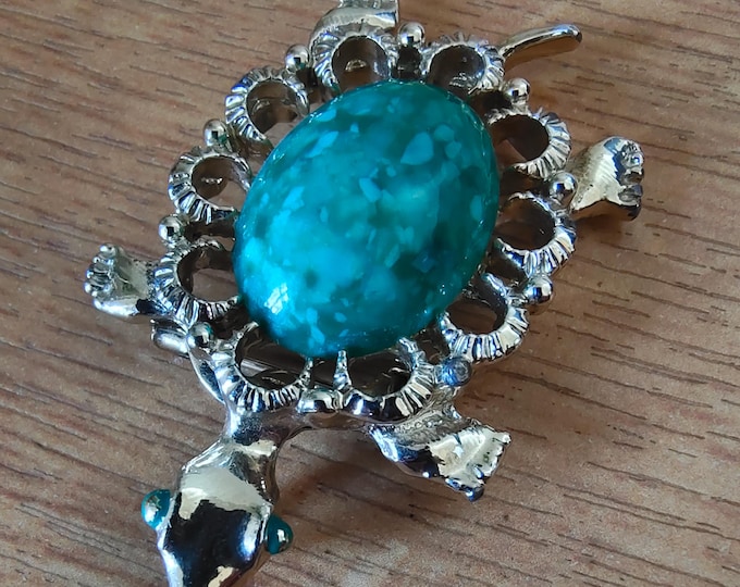 Metal Turtle Brooch with Green Stone Accent – Vintage Charm Jewelry
