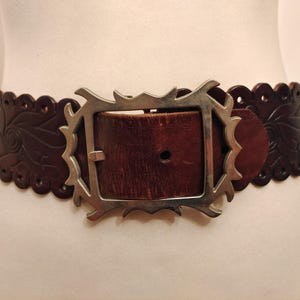 Brede bruine echt lederen vintage jaren 90 riem met reliëf van Belt Up, handgemaakt in Mallorca
