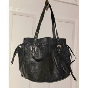 Bolso de hombro Nordstrom de cuero negro y plateado con diseño de guijarros y cordón ajustable, estilo bohemio y moderno.