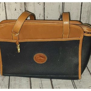 Bolso vintage Dooney & Bourke de piel color canela y negro granulado para todo tipo de climas