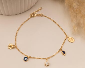 Pulseira de ouro maciço 14K com pingentes de abelha, mau-olhado e pérolas