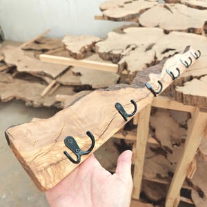 Rustic Coat Rack – Handcrafted Garderobe Holz for Entryway | Wandgarderobe Holz mit Haken | Porte Manteau Mural | Natural Wall Organizer