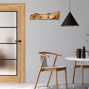 Detailansicht der einzigartigen Holzmaserung einer Olivenholz Garderobe.