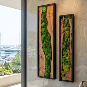 Handmade vertical olive wood wall art with vibrant preserved green moss in a slim modern frame. Moos Wanddeko aus Olivenholz mit natürlicher moderner Ästhetik.