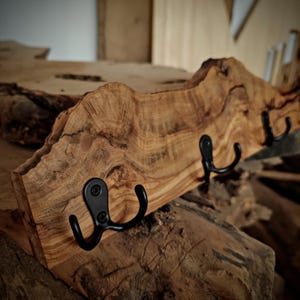 Garderobe im Landhausstil aus spanischem Olivenholz – perfekt für Jacken und Taschen.