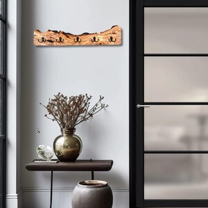 Elegante handgefertigte Garderobe aus spanischem Olivenholz mit robusten Metallhaken für den Flur.