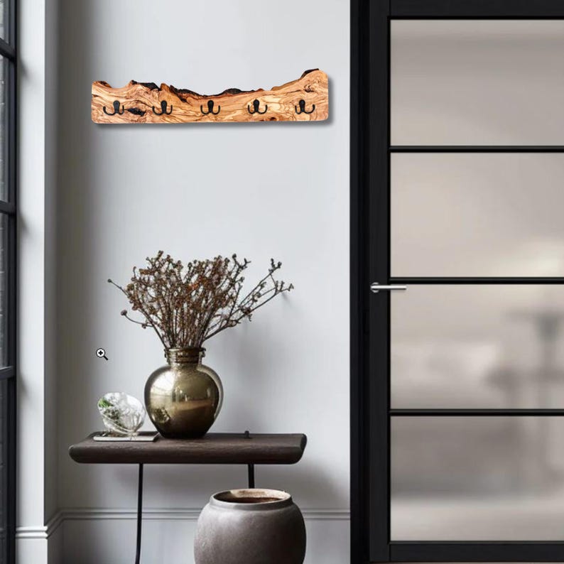 Elegante handgefertigte Garderobe aus spanischem Olivenholz mit robusten Metallhaken für den Flur.