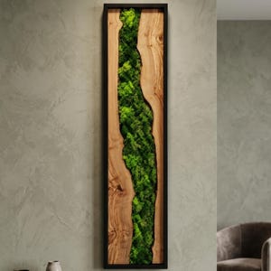 Set of handcrafted moss wall décor pieces made with real olive wood and stabilized green moss. Tableau mousse moderne avec bois naturel et design vertical élégant.