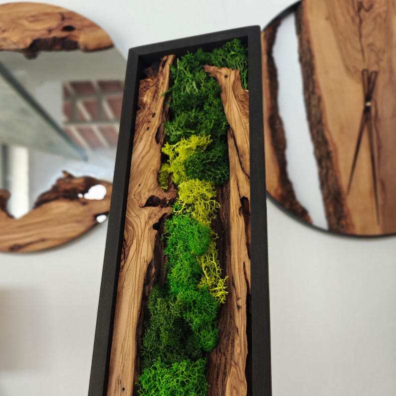 Minimalist vertical wooden artwork featuring preserved moss and natural olive wood grain. Decorazione murale in muschio stabilizzato e legno d’ulivo artigianale.
