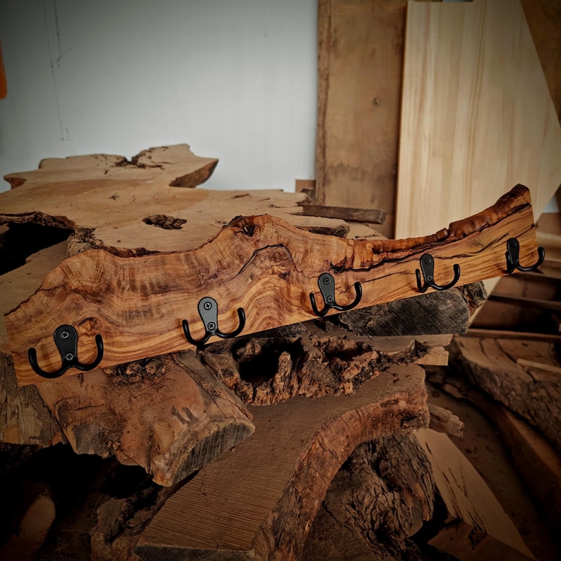 Eingangsbereich dekoriert mit einer natürlichen Garderobe aus echtem Olivenholz.