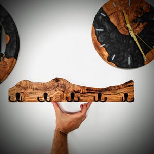 Wandmontierte Holz-Garderobe mit Eisenhaken – Unikat aus Naturmaterialien.