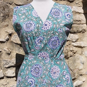 Vestido envelope de voile de algodão leve estampado à mão
