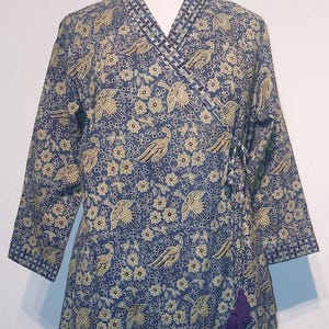 Handbedrucktes Wickelkleid aus Baumwolle