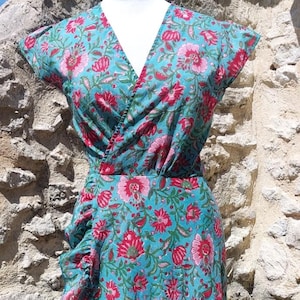 Vestido envelope de voile de algodão leve estampado à mão