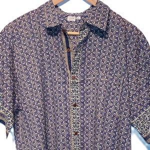 Men&#39;s short-sleeved summer shirt - Lightweight cotton - Blue and beige floral pattern
