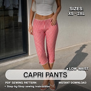 Può includere: Pantaloni capri a quadretti vichy rossi e bianchi con vita bassa e piccoli spacchi laterali sull'orlo. Il testo sull'immagine indica le taglie XS-2XL, la vita bassa e che si tratta di un cartamodello PDF con istruzioni di cucito.
