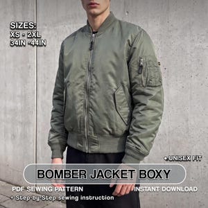 Könnte beinhalten: Eine olivgrüne Bomberjacke mit Frontreißverschluss, gerippten Bündchen und einer Utility-Tasche am linken Ärmel. Der Text auf dem Bild lautet: SIZES: XS - 2XL 34IN - 44IN, BOMBER JACKET BOXY, UNISEX FIT, PDF SEWING PATTERN, INSTANT DOWNLOAD, Step-by-Step sewing instruction.