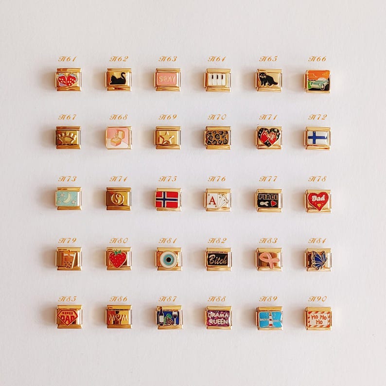 Puede incluir: Una colecci&oacute;n de treinta eslabones modulares rectangulares de tono dorado para pulsera, dispuestos en seis filas de cinco. Cada eslab&oacute;n presenta un dise&ntilde;o de esmalte &uacute;nico, incluyendo corazones, banderas, animales, texto y alimentos, etiquetados con c&oacute;digos H61 a H90.