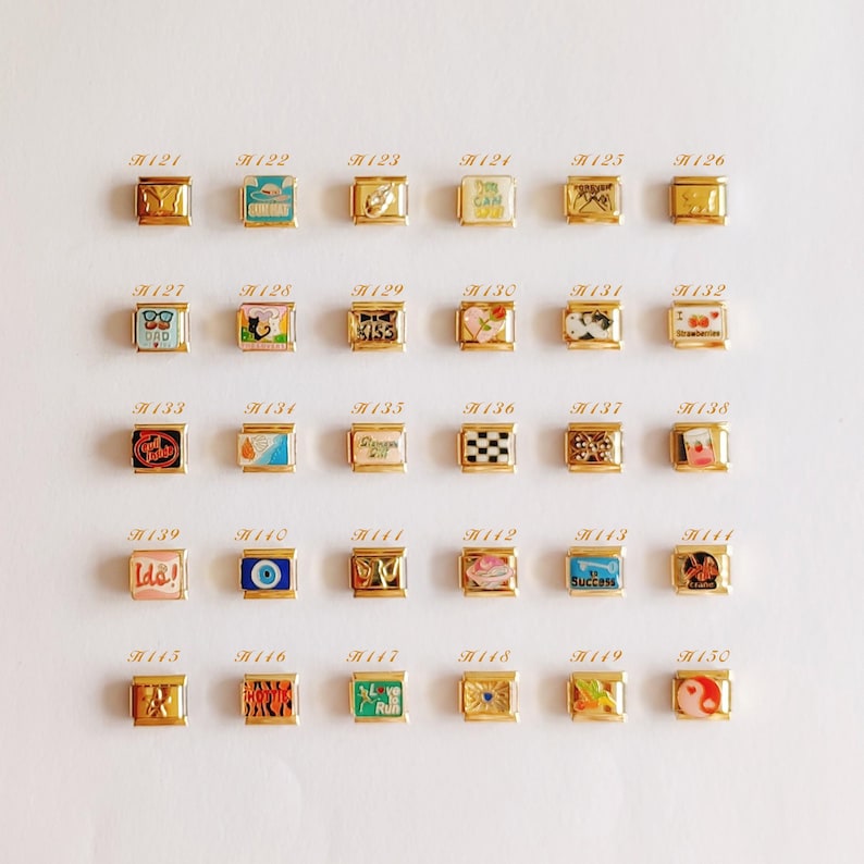 Puede incluir: Una colecci&oacute;n de treinta eslabones modulares cuadrados de tono dorado para pulsera, dispuestos en cinco filas de seis. Cada eslab&oacute;n presenta un dise&ntilde;o o gr&aacute;fico de esmalte colorido &uacute;nico, incluyendo s&iacute;mbolos, texto y patrones, etiquetados de H121 a H150.
