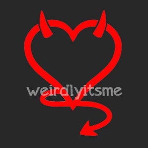 Puede incluir: Forma de corazón roja con cuernos de diablo y una cola. El texto "weirdlyitsme" está debajo del corazón.