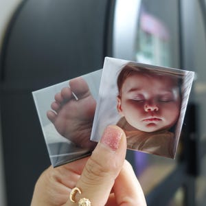 Spersonalizowane magnesy ze zdjęciami dziecka – spersonalizowany prezent na lodówkę dla nowych rodziców – drukowane kwadratowe magnesy – 6 / 9 / 12 sztuk – Little Treasure Box