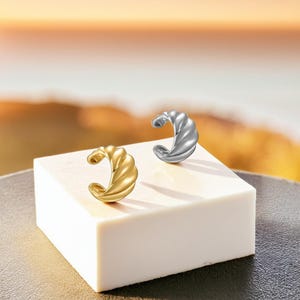 Chic Wide Twisted Weaving Ear Cuff, Gold & Silver -Plated, Minimalist Twist Design, Adjustable Ear Cuff, Ideal Jewellery for Her.