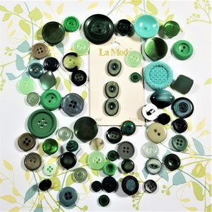 B-127; Una gran selección (65) de botones verdes y turquesas surtidos, de todas las formas y tamaños, en su mayoría vintage.