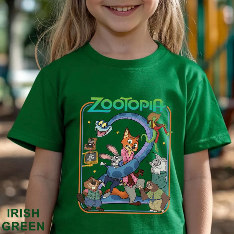 Pode incluir: T-shirt verde irland&ecirc;s com a palavra "Zootopia" e personagens de desenhos animados. A camiseta tem gola redonda e mangas curtas. As palavras "Irish Green" s&atilde;o impressas na parte inferior.