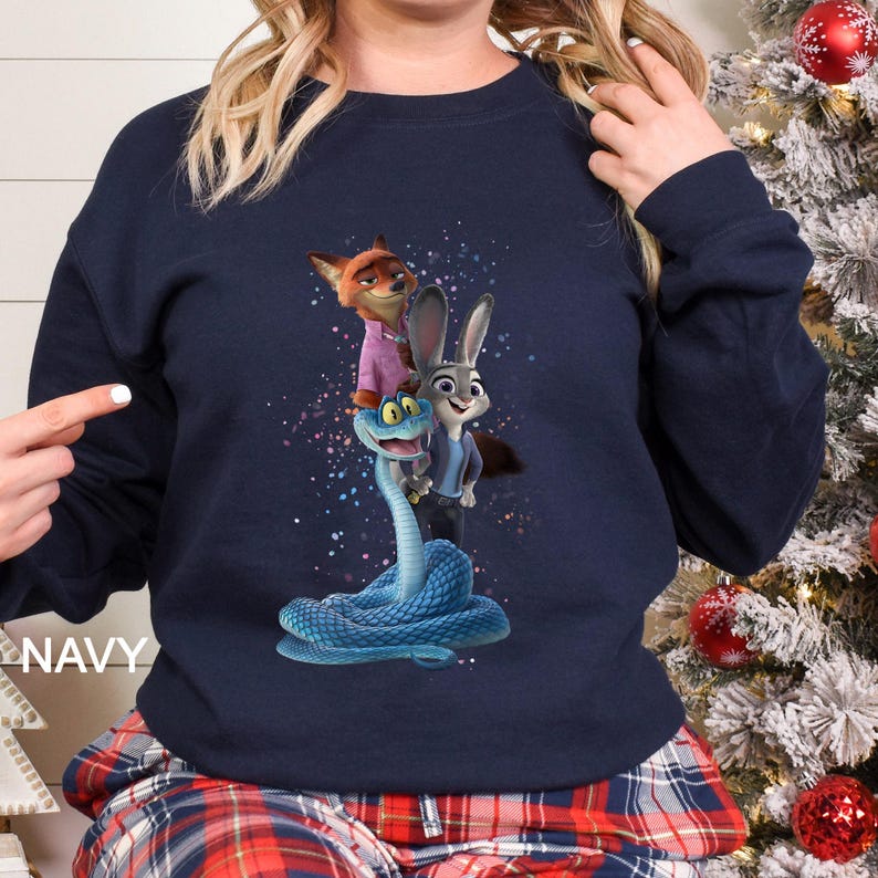 Peut inclure: Sweat-shirt bleu marine avec un motif color&eacute; de personnages du film d'animation Zootopie. Le motif comprend un renard, un lapin et un serpent. Le mot "NAVY" est imprim&eacute; sur le c&ocirc;t&eacute; gauche du sweat-shirt.