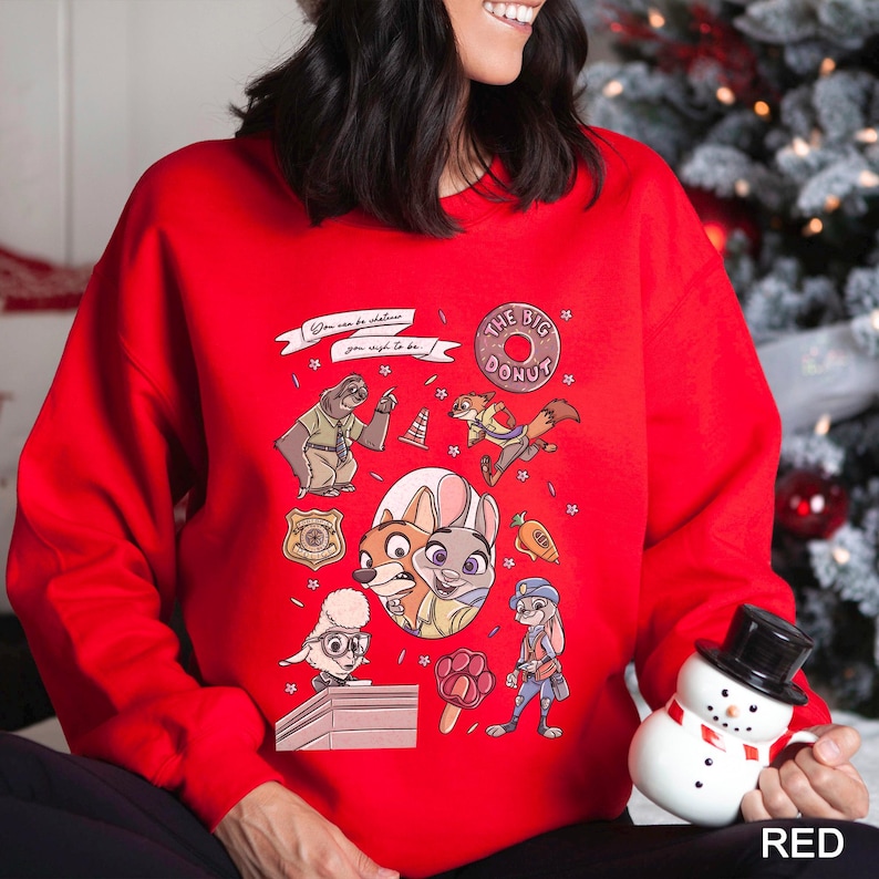 Może przedstawiać: Czerwona bluza z postaciami z kresk&oacute;wek i napisem "The Big Donut". Projekt zawiera odznakę policyjną, marchewkę i frazę "You can be whatever you wish to be". Świąteczny element.