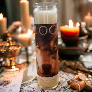 Peut inclure: Une bougie blanche dans un bocal en verre avec une image de loup et le texte "LOCK" sur l'étiquette. L'étiquette comprend également le texte "Chamuela all Rights reserved".