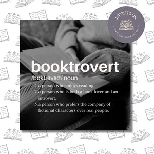 Karta z pozdrowieniami Booktrovert | Ogólna karta z pozdrowieniami urodzinowymi | Prezenty dla miłośników książek | Prezenty literackie | Projekt czcionki czarno-białej