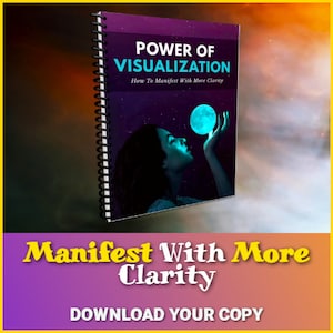 Può includere: Un libro viola con rilegatura a spirale intitolato "Power of Visualization: How To Manifest With More Clarity". La copertina presenta una donna che raggiunge una luna blu incandescente contro un cielo stellato scuro.