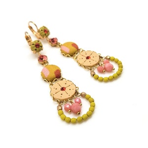 Longues boucles d'oreilles bohème beige en pâte polymère, pierres de cristal, tissu et perles de Bohême image 1