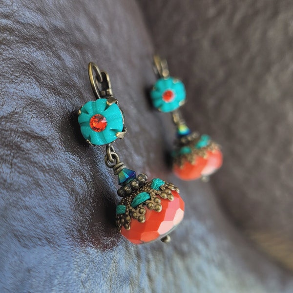 Boucles d'oreilles intensément colorées en pâte polymère bleu lagon nacré, laiton cuivré et perles en verre rouge corail