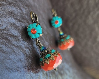 Boucles d'oreilles intensément colorées en pâte polymère bleu lagon nacré, laiton cuivré et perles en verre rouge corail