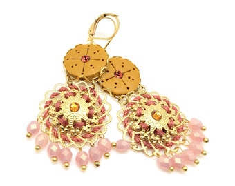 Delicate brass filigree earrings, mustard and pink earrings, rétro chic earrings, polymer clay medallions, cristal