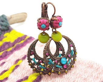 Boucles d'oreilles multicolores, boucles d'oreilles bohème strass multicolores, boucles d'oreilles cabochon rose fuchsia et breloques vertes