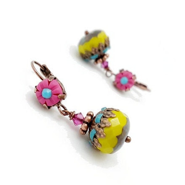 Boucles d'oreilles dormeuses rose fuchsia vert anis cuivré, boucles d'oreilles perles en verre de Bohême, argile polymère