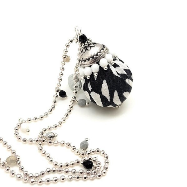 Long collier avec pendentif boule en tissu zébré noir et blanc et collerette de perles en verre de Bohême