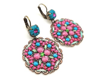 Grandes boucles d'oreilles rose et bleu-vert, bijou estival aux couleurs pimpantes, bijou en pâte polymère bleu paon et strass