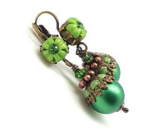 Elegant green earrings, bright earrings, trendy earrings in apple green polymer clay, jewellery with green pearl beads, green gift,