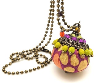 Lange Halskette mit Kugelanhänger aus buntem Stoff, Perlen und filigran gewebt mit Satinkordeln