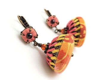 Boucles d'oreilles ethniques aux couleurs chaudes, bijou en tissu, cordons satinés et médaillon strassé en pâte polymère terre cuite