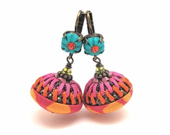 Boucles d'oreilles multicolores en argile polymère, tissu et cordons satinés