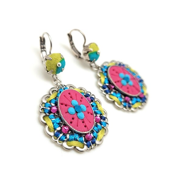 Grandes boucles d'oreilles colorées, bijou en argile polymère fuchsia et estampe argentée tissée